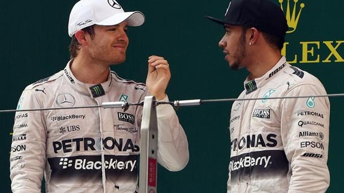 La sonrisa de Nico Rosberg en el podio se transformó en reproches en la rueda de prensa
