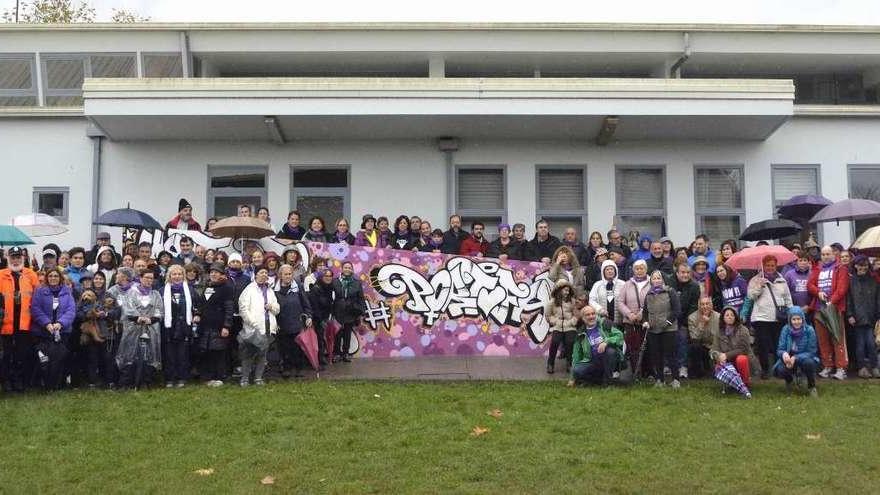 Asistentes al acto en el colegio Portofaro, donde concluyó la caminata del Consorcio, junto a los grafitis.