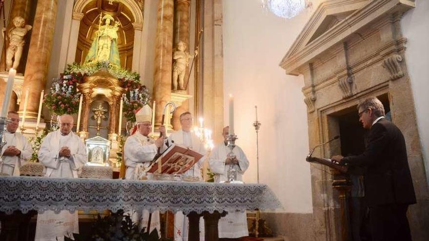 Santos Héctor pronuncia sus palabras a la Virgen ante el arzobispo de Santiago (centro). // Rafa Vázquez