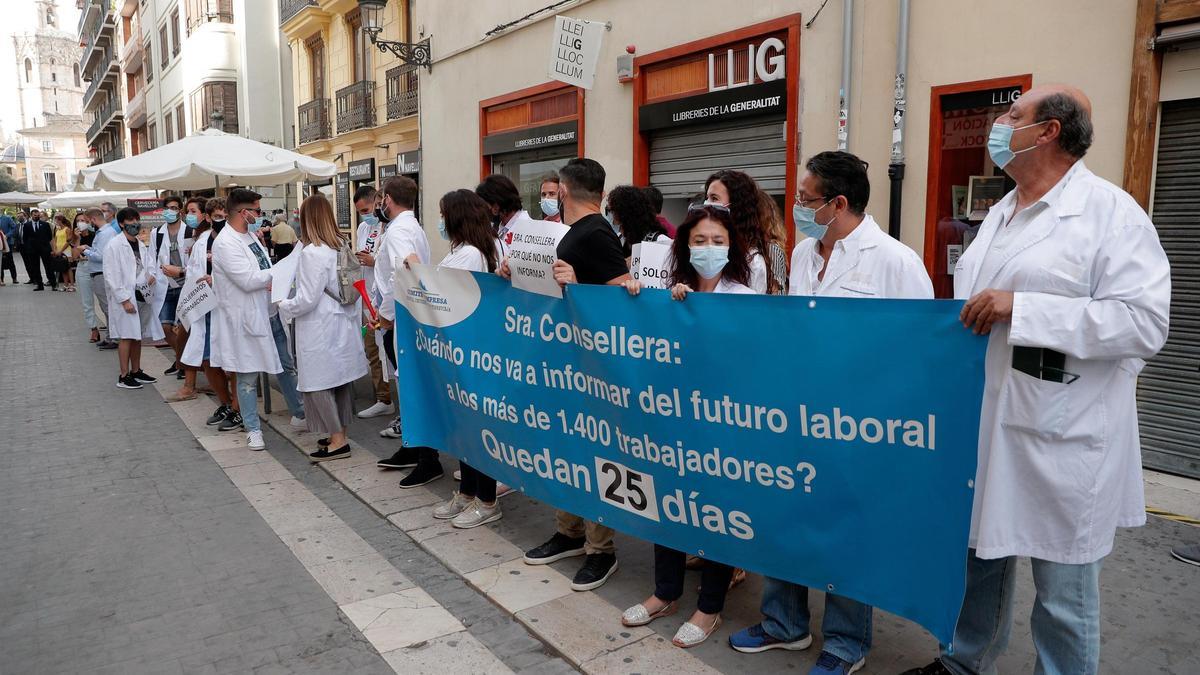 Concentración en Las Cortes Valencianas del comité de empresa y trabajadores de Ribera Salud del Hospital Universitario de Torrevieja