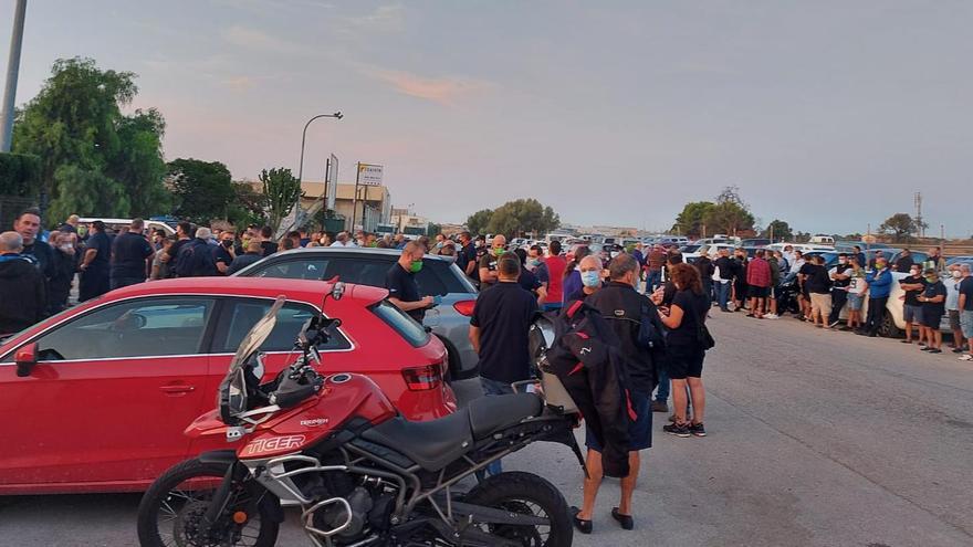 Trabajadores de la EMT concentrados en las cocheras de la empresa.