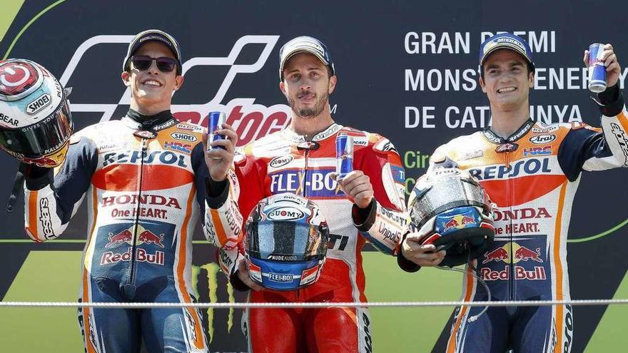 Dovizioso, flanqueado por Marc Márquez (izquierda) y Dani Pedrosa. // Andreu Dalmau