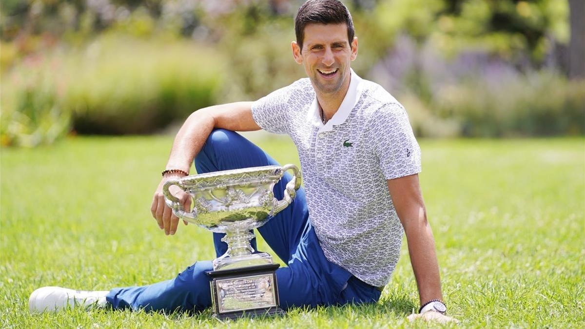 Novak Djokovic posa con el trofeo de campeón de Australia-2020, el octavo de su carrera.