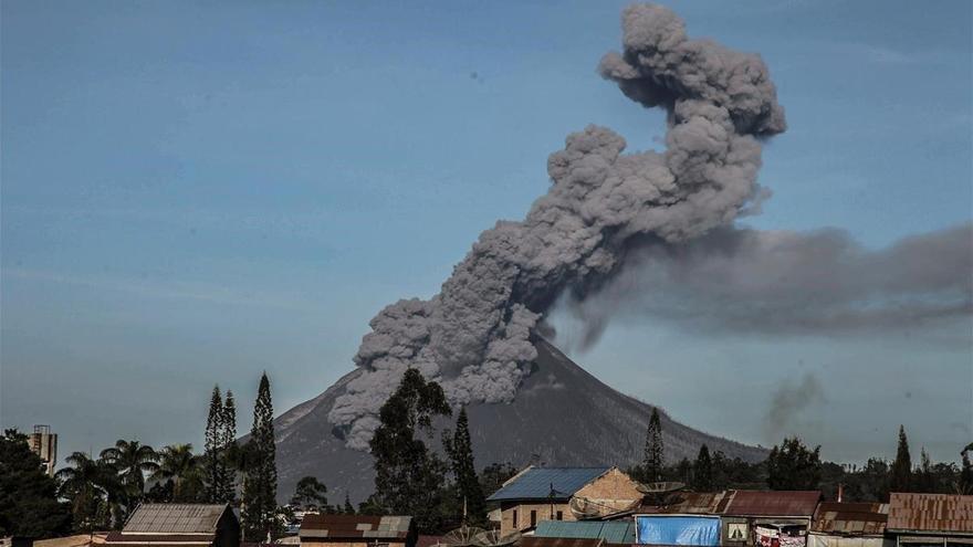 El monte indonesio Sinabung vuelve a entrar en erupción