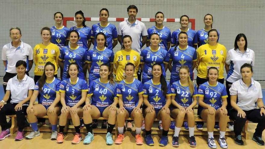 La plantilla y el cuerpo técnico del Siero Deportivo Balonmano, tras certificar la permanencia.