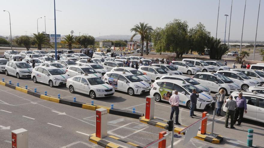 Taxitas en el aeropuerto de Alicante-Elche durante los paros de esta semana