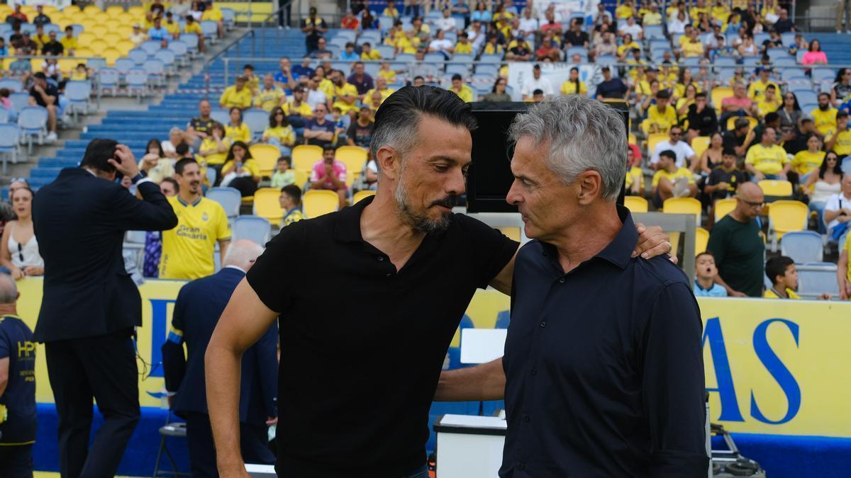 Rubén de la Barrera charla con Fran Escribá antes del inicio del UD Las Palmas-Real Valladolid.