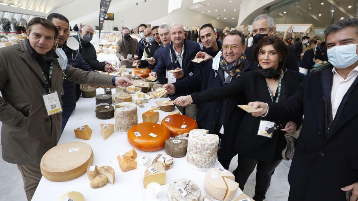 Representantes de Otea y Hostelería de España, durante un recorrido por la feria. | |  LUISMA MURIAS