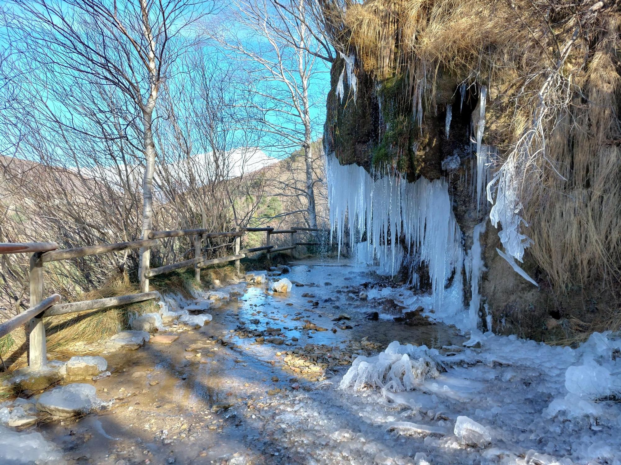 En imágenes | El frío deja una espectacular postal en el Pirineo oscense