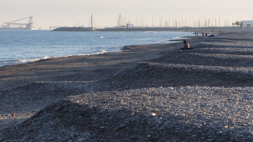 Playas de Canet y Sagunt, 
donde la erosión ha convertido
el arenal en páramo de 
guijarros.  daniel tortajada