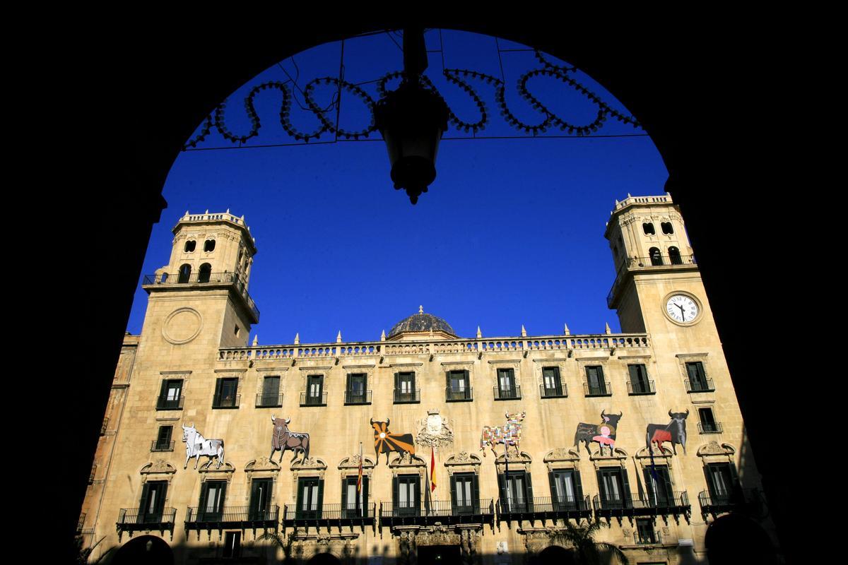 PLANES EN ALICANTE | Qué ver en Alicante en 2 días: Fachada del Ayuntamiento de Alicante