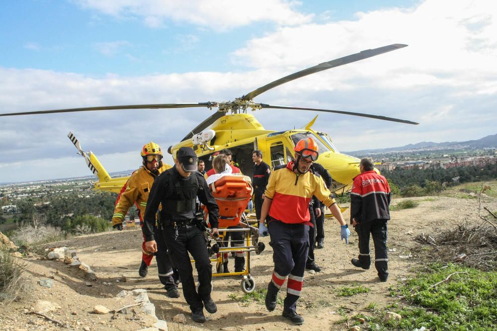 Un helicóptero ha rescatado este martes a una deportista con la pierna rota del paraje de la Pared Negra de la Sierra de Orihuela