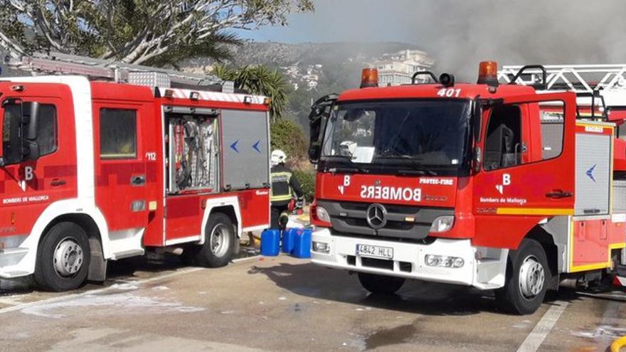 Un incendio destruye un garaje particular con dos coches en Manacor