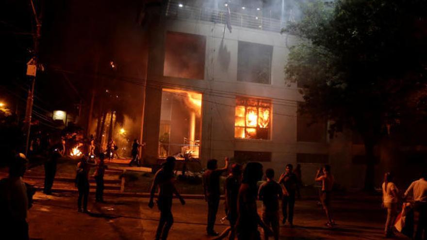 Un grupo de manifestantes prende fuego al Congreso de Paraguay