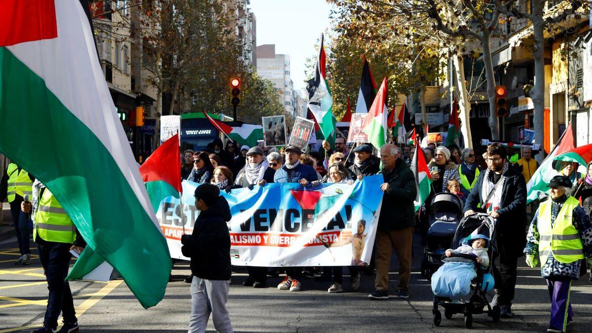 Más de un millar de personas muestran su solidaridad con el pueblo palestino en Zaragoza.