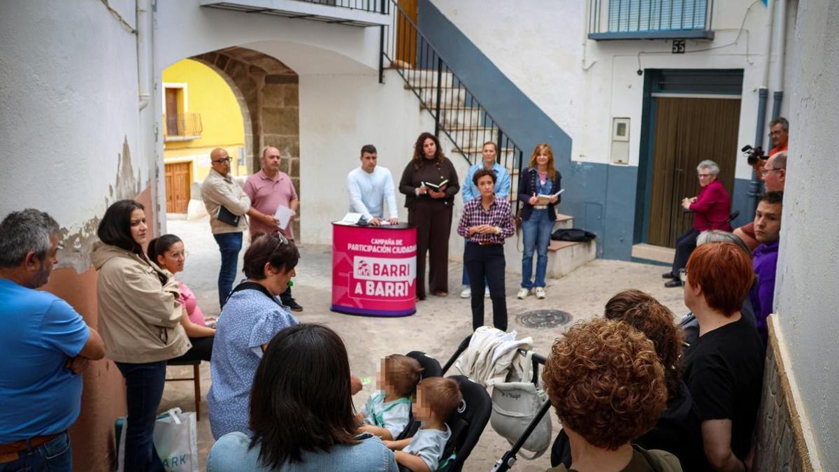 Los vecinos del barrio de Sant Pere piden más papeleras y pintar las ...