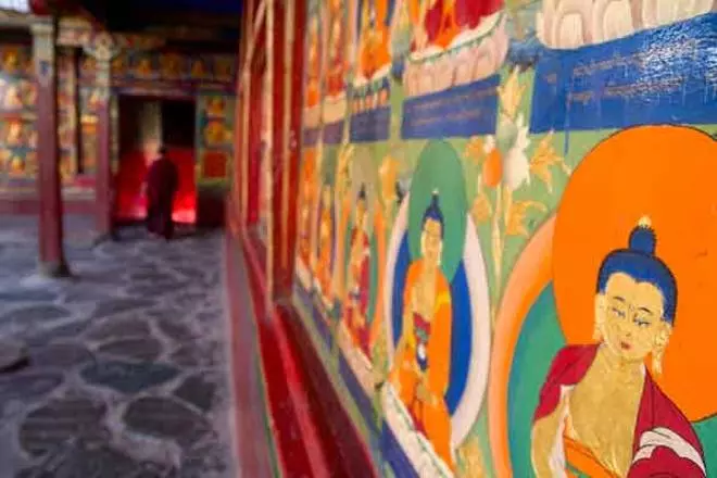 La carretera de la amistad une Lhasa y Katmandú