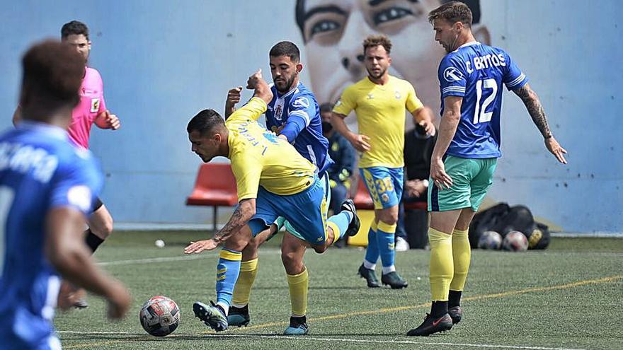 Lorca Deportiva y Las Palmas B pelean por el esférico. | PRENSA UDLP CANTERA