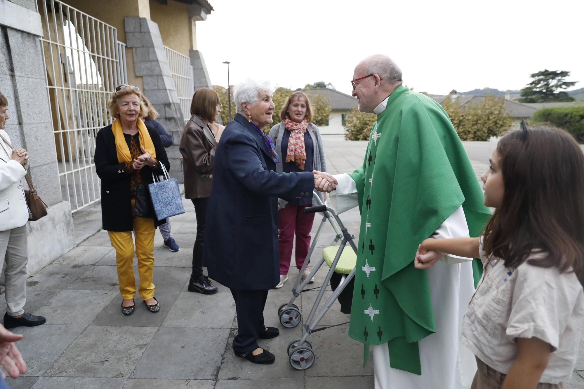 EN IMÁGENES: Así fue el exorcismo del nuevo párroco de Llaranes, Miguel Alderete