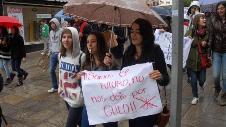 El grupo de alumnos en un momento de su recorrido por las calles de Lalín, junto a la Praza da Igrexa.  // Bernabé/Javier Lalín