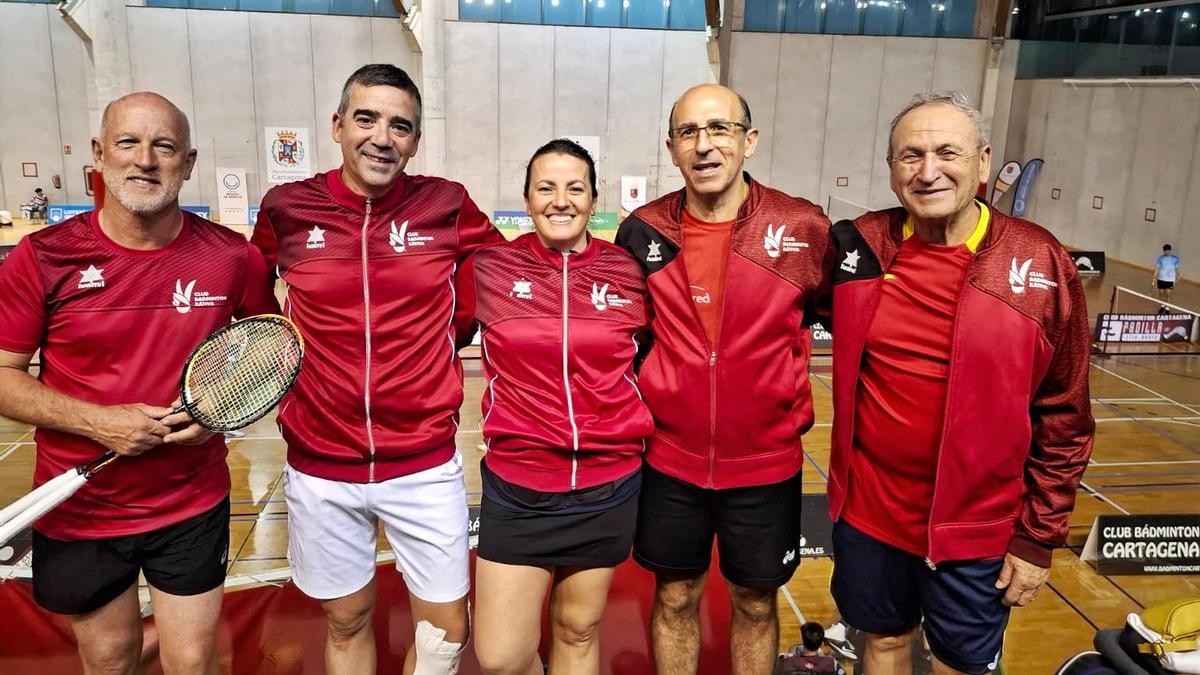 Deportistas senior del Bádminton Xàtiva en el torneo en Cartagena.