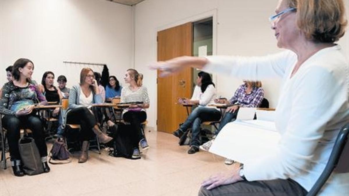 Unas maestras de primaria reciben clases de reciclaje en la asociación Rosa Sensat, en Barcelona.