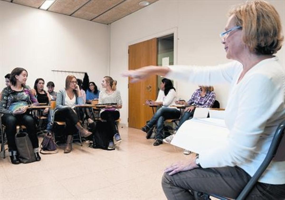 Unes mestres de primària reben classes de reciclatge a l’associació Rosa Sensat, a Barcelona.