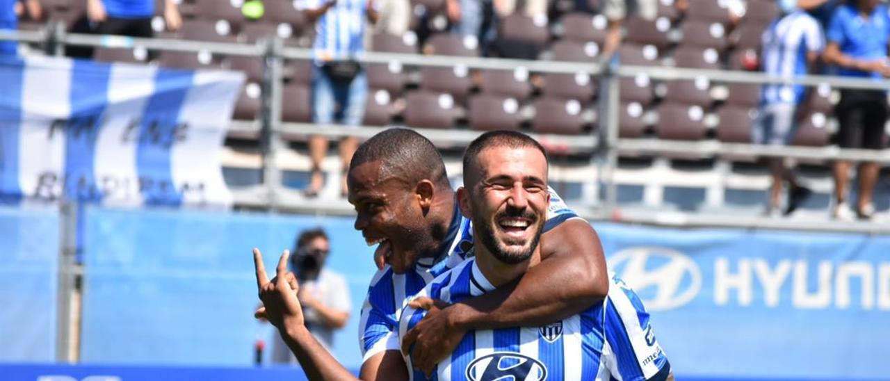 Dioni celebra con Vinicius el tercer tanto que le ha marcado al Albacete.