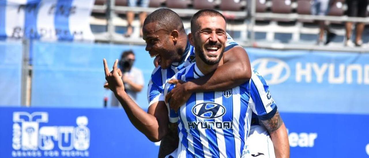 Dioni celebra con Vinicius el tercer tanto que le ha marcado al Albacete.