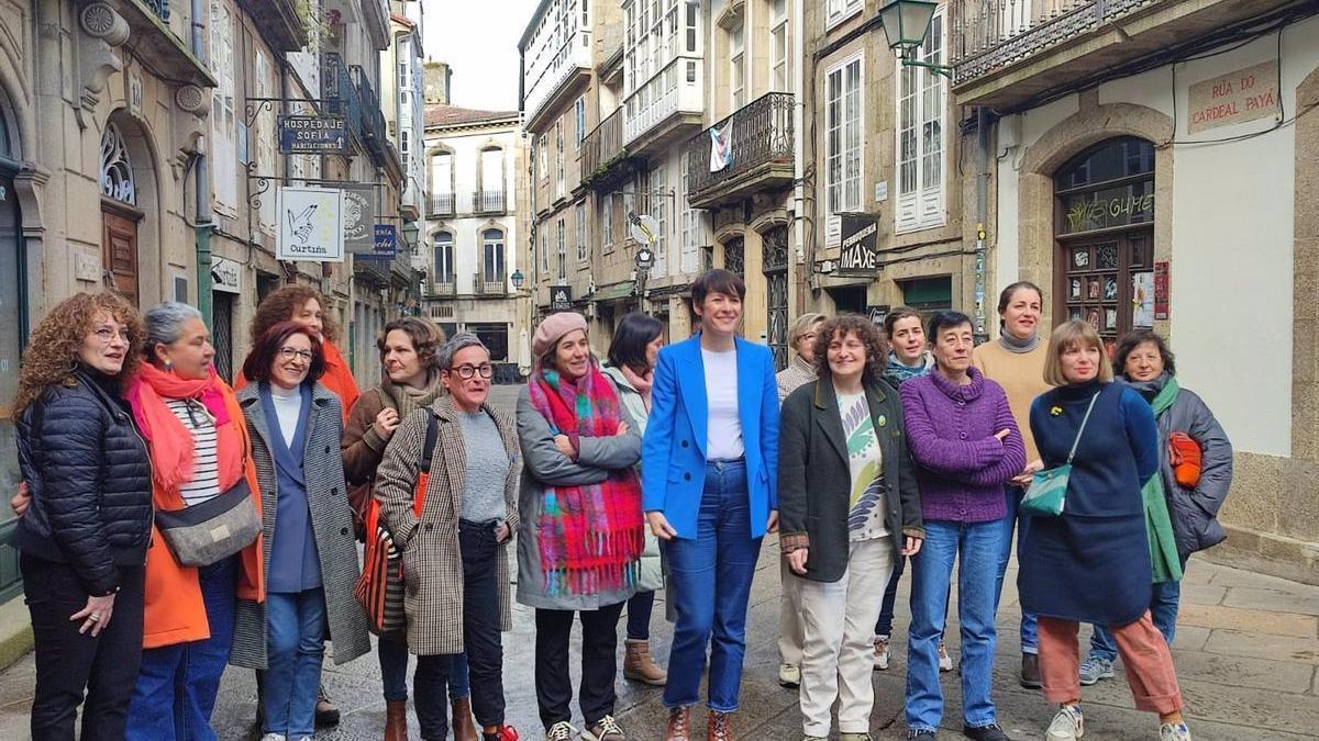 La portavoz nacional del BNG, Ana Pontón, y la candidata a la Alcaldía de Santiago, Goretti Sanmartín, se reúnen con mujeres autónomas de la capital gallega