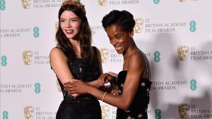 Anya Taylor Joy (izquierda) y Letitia Wright.