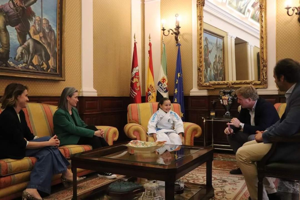 Valeria con su madre, el alcalde y otros dos concejales, en el ayuntamiento.