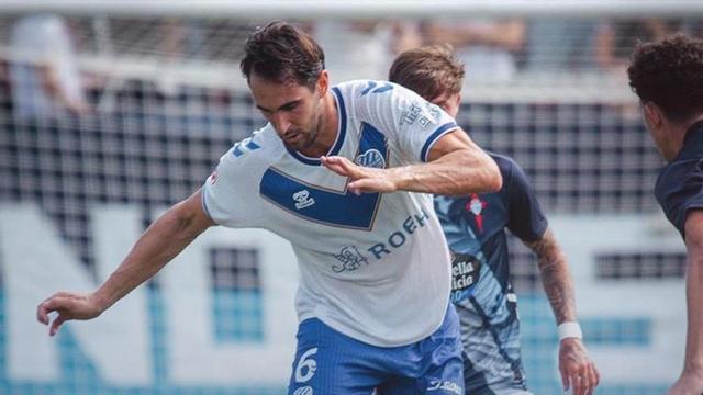 El defensa del Europa Marcel Sgró, en un lance del partido frente al Celta Fortuna.