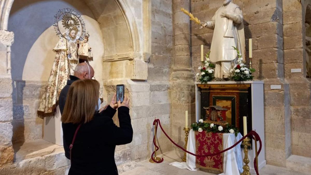 Turistas capturan con su móvil una fotografía de la reliquia. | M. J. C.