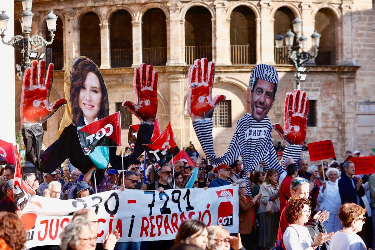 La concentración por la gestión de la dana de este 26 de abril, en imágenes