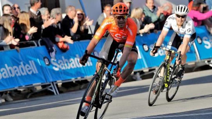 El corredor belga del equipo CCC, Greg van Avermaet, cruza la línea de meta en primera posición.