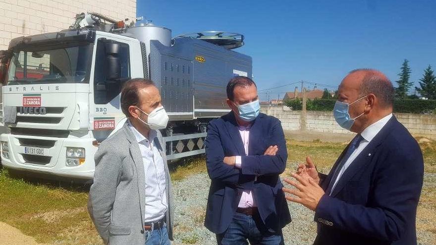 Prieto, Requejo y Barrios, durante su visita a la parcela donde se ubicará el parque de bomberos.