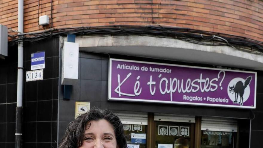 Paula Martínez, con el cartel del primer premio.