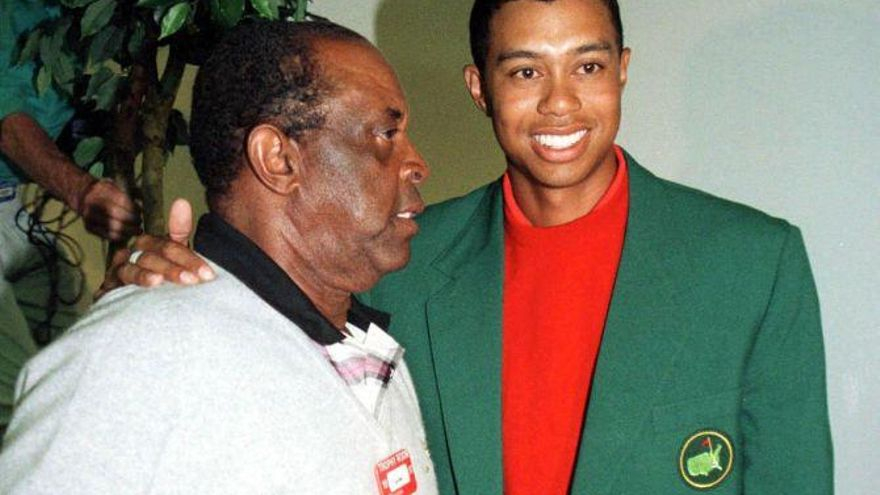 Elder y Tiger, después de su primera victoria en el Masters.