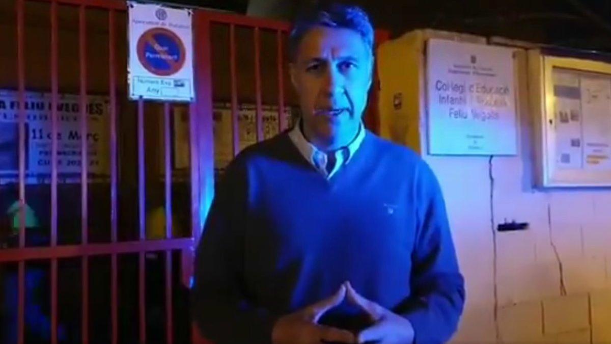 El líder del PP de Badalona, Xavier García Albiol, a las puertas de la escuela Feliu i Vegués de Badalona, cerrada por coronavirus, el 10 de marzo del 2020