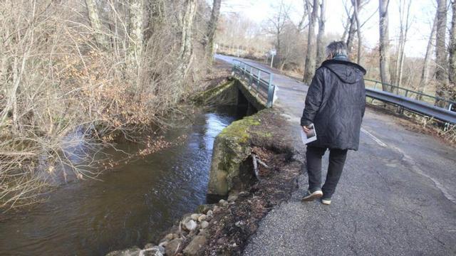 Una persona muestra el estado del puente. | ARACELI SAAVEDRA