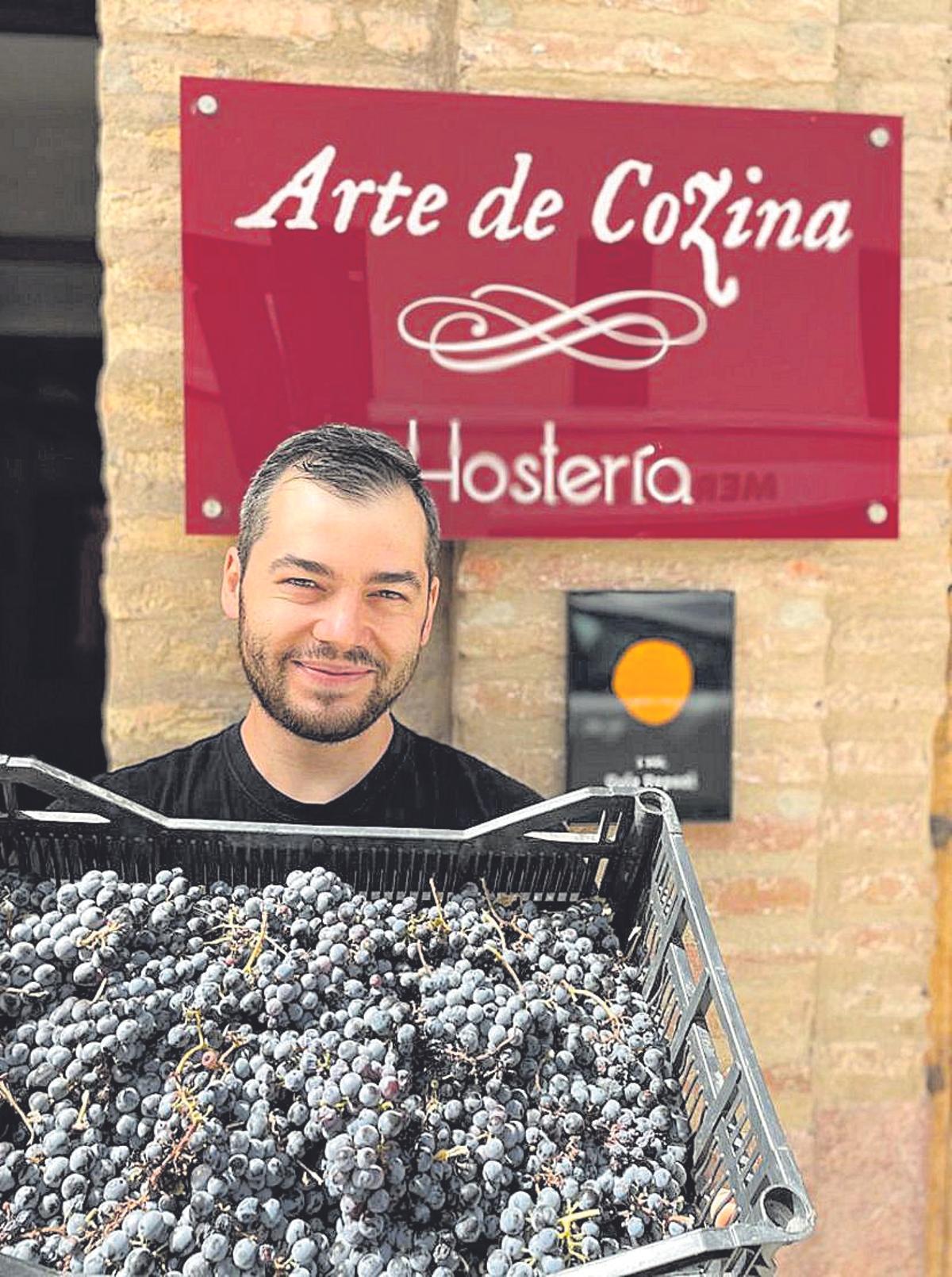 Fran Martínez con las uvas con las que hace su vino para su restaurante.