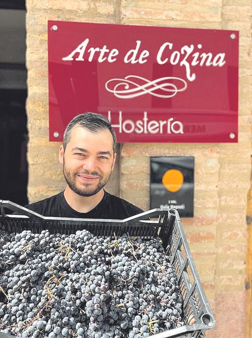 Fran Martínez con las uvas con las que hace su vino para su restaurante.