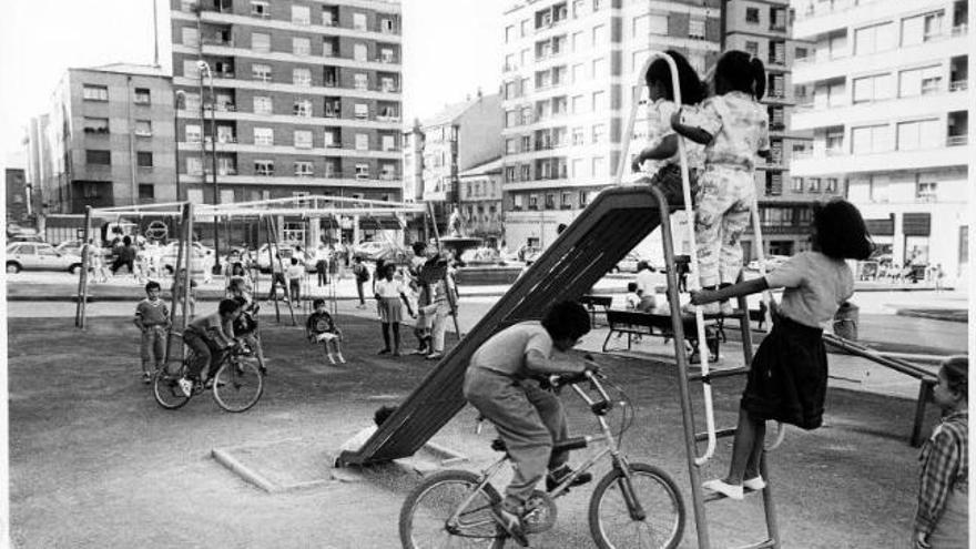 Un grupo de niños juega en la plaza de Pedro Miñor, en septiembre de 1989.