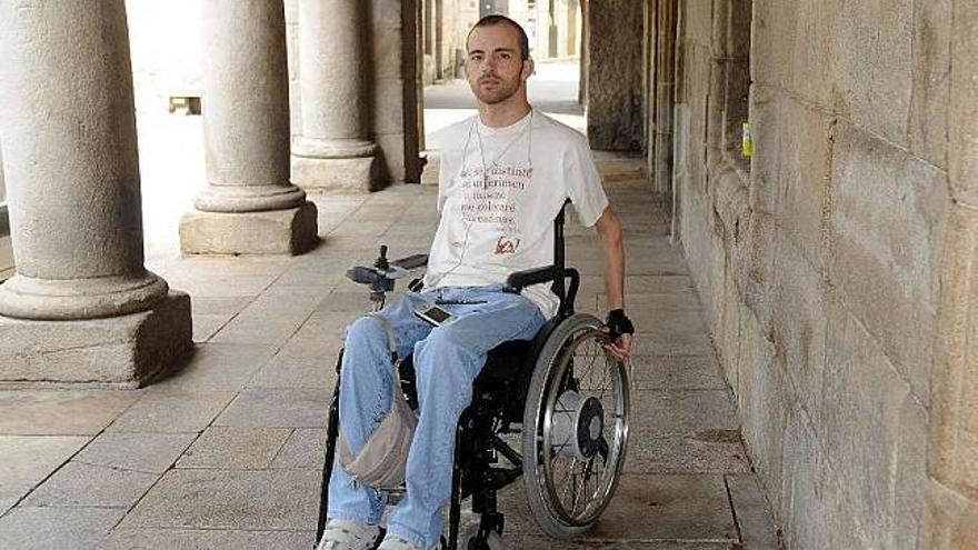 Paulo Fontán, de 32 años, en las calles del centro de Pontevedra, cerca de su domicilio. / rafa vázquez