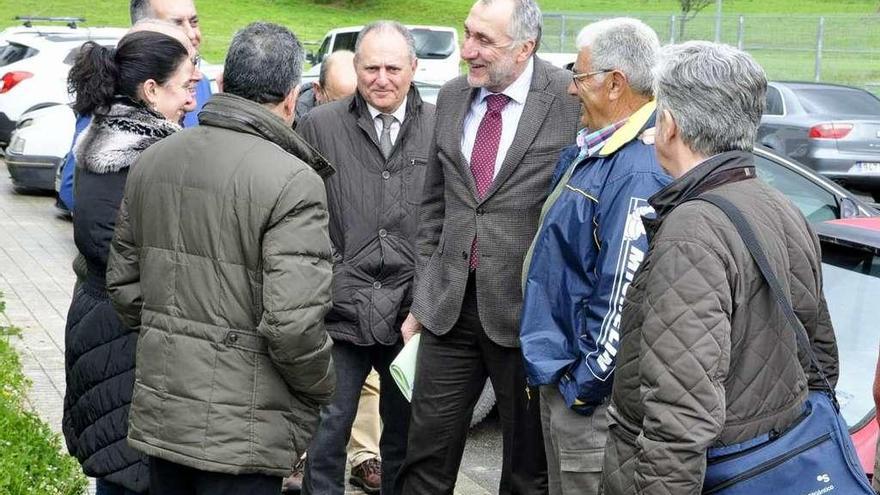 Benigno Fernández Fano, en el centro, habla con los miembros de &quot;La Socala&quot; a su llegada a Trevías.