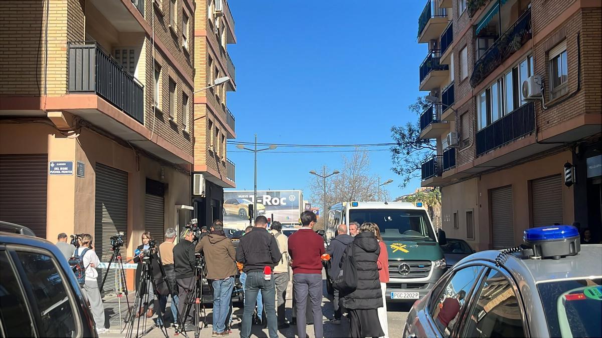 La Guardia Civil busca el arma del crimen en el piso del asesino de Xilxes.
