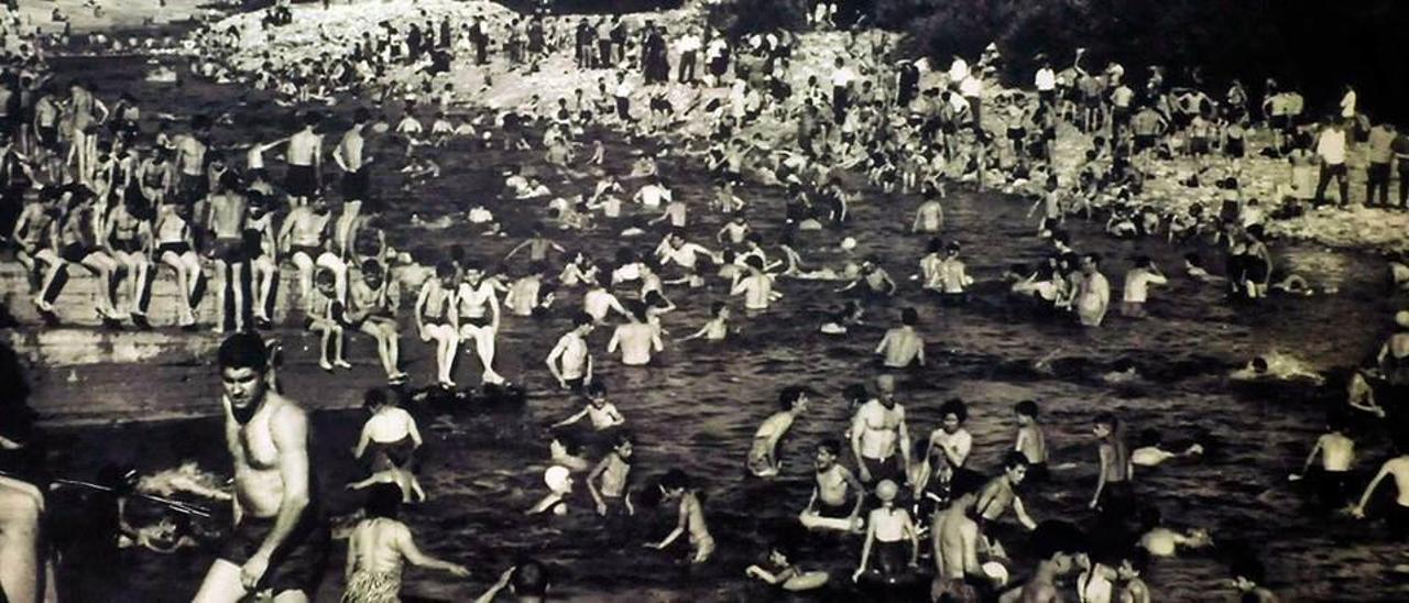 Bañistas en La Chalana en la época de esplendor de la playa fluvial lavianesa.