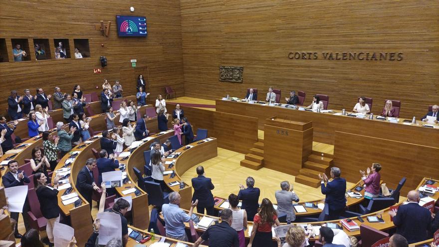Mazón aprueba sus presupuestos con Vox entre gritos de &quot;dimisión&quot; de la izquierda