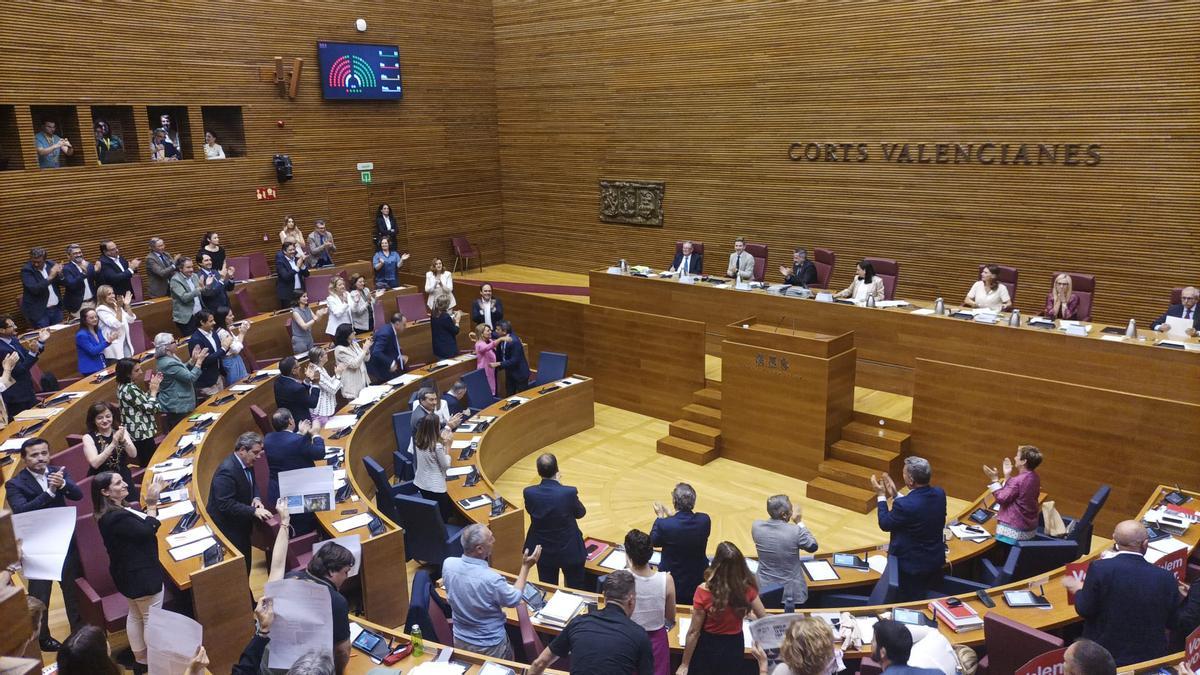 PP y Vox aprueban los presupuestos en las Corts con gritos de la izquierda de 'Mazón dimisión'.